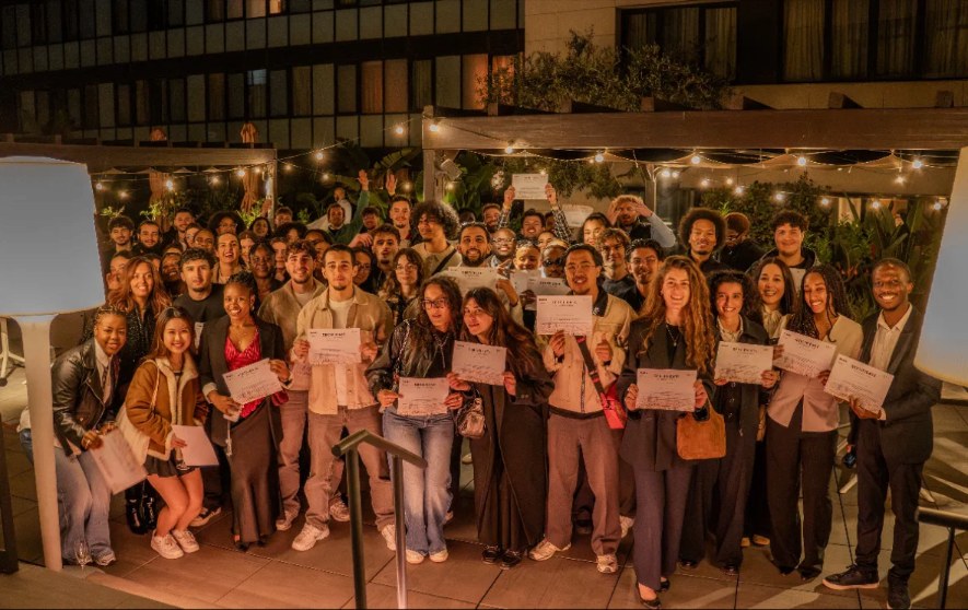 Étudiants HETIC en travail sur le champ Entrepreneuriat, lancement et business